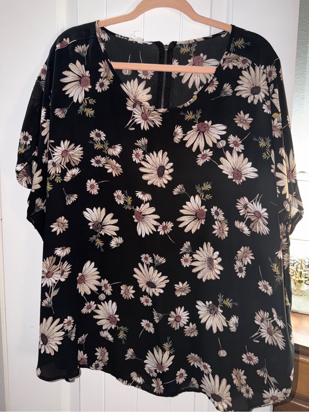 Maurices Black Floral Short Sleeve Blouse with Cream and Mauve Daisies